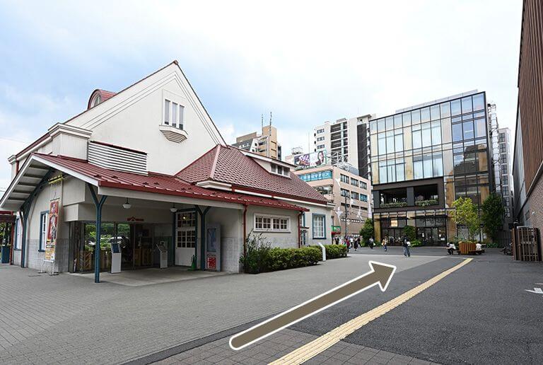 南口改札を右手に