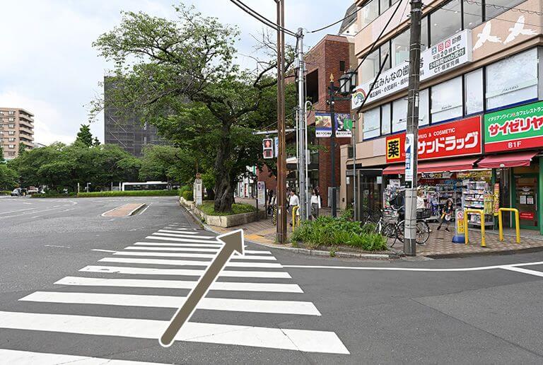 横断歩道を直進します