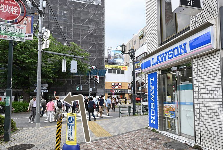 断歩道を渡って左折