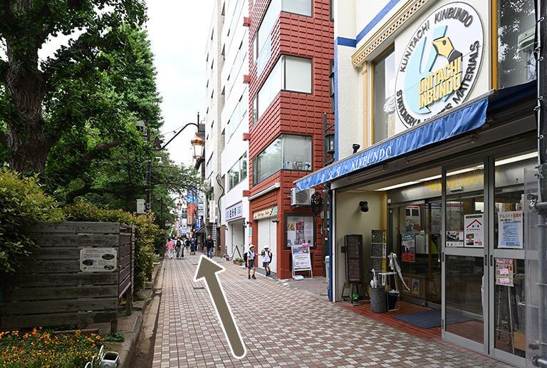 道なりに直進します
