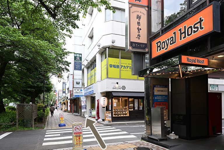 ロイヤルホスト前を通過します