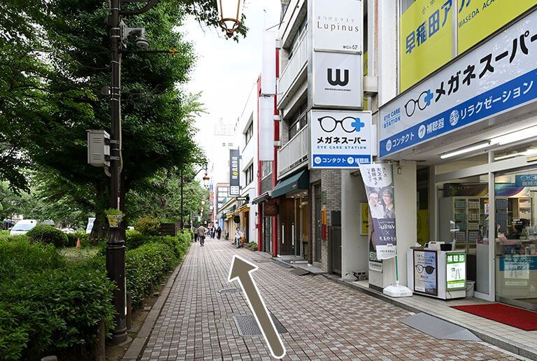 メガネスーパー前を通過します
