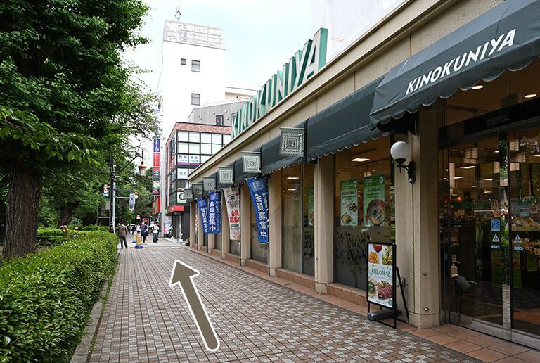 紀伊國屋前を通過します