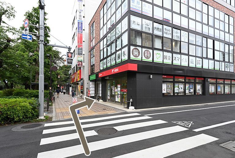 横断歩道を渡ると郵便局のビル(メディカルモール)がございます