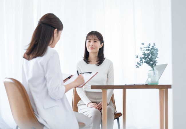 診察を受けている女性