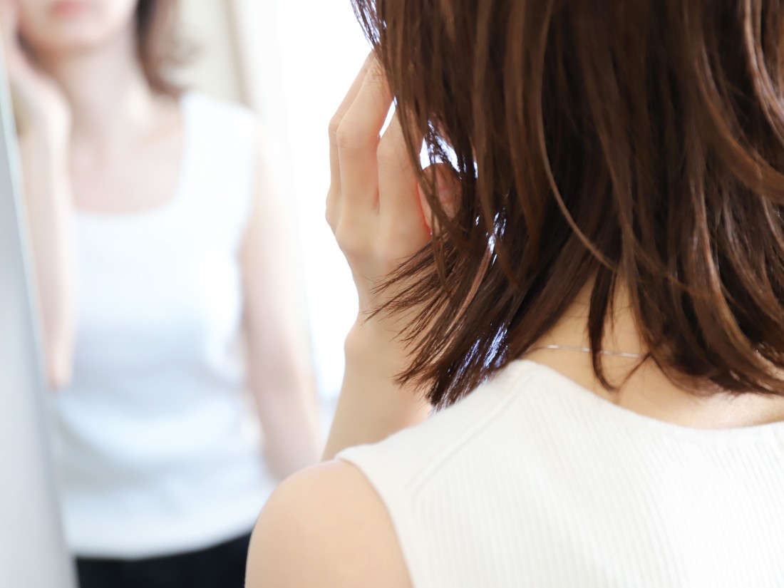 鏡を見る女性